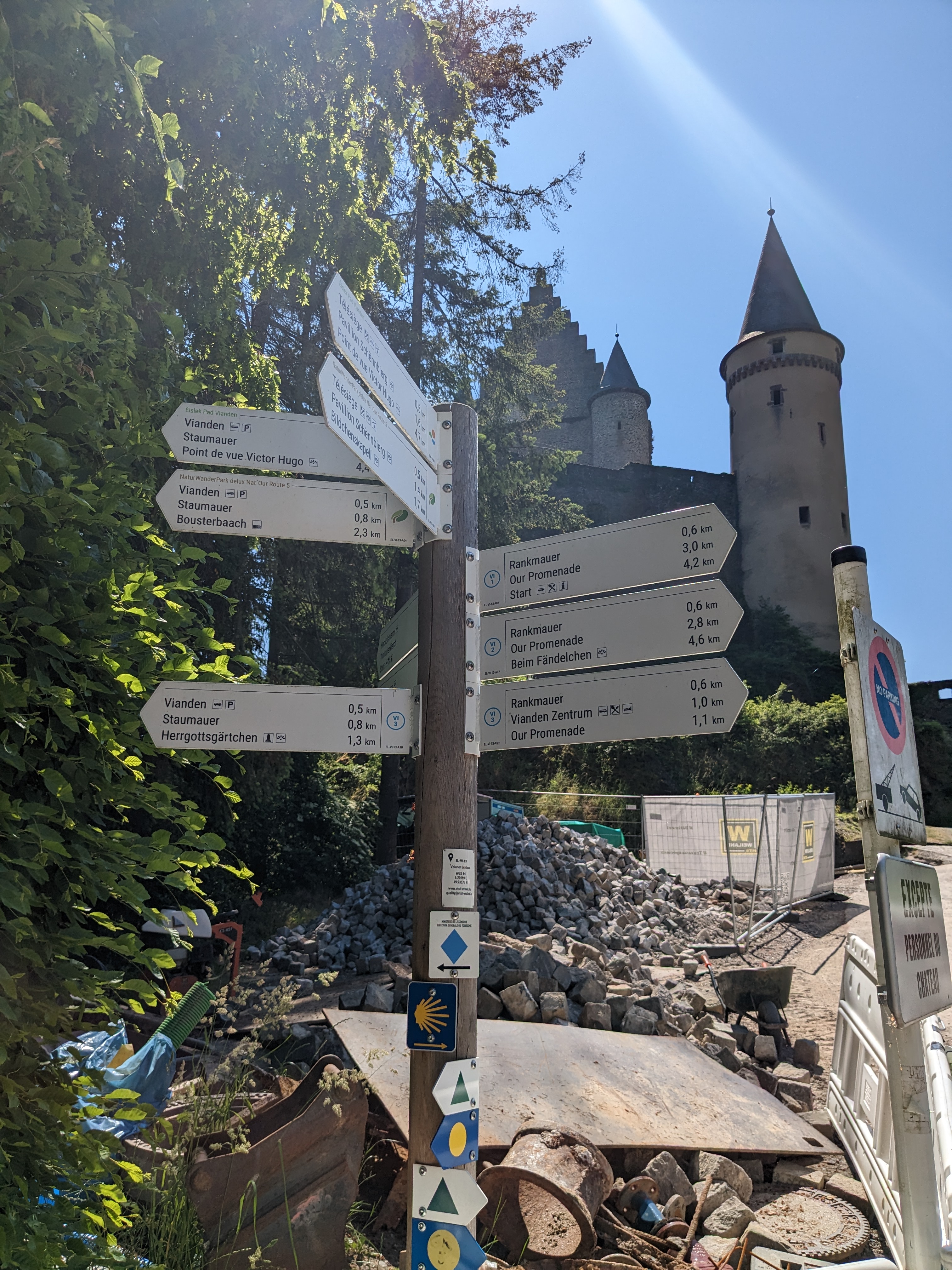 Wegweiser vor Burg Vianden