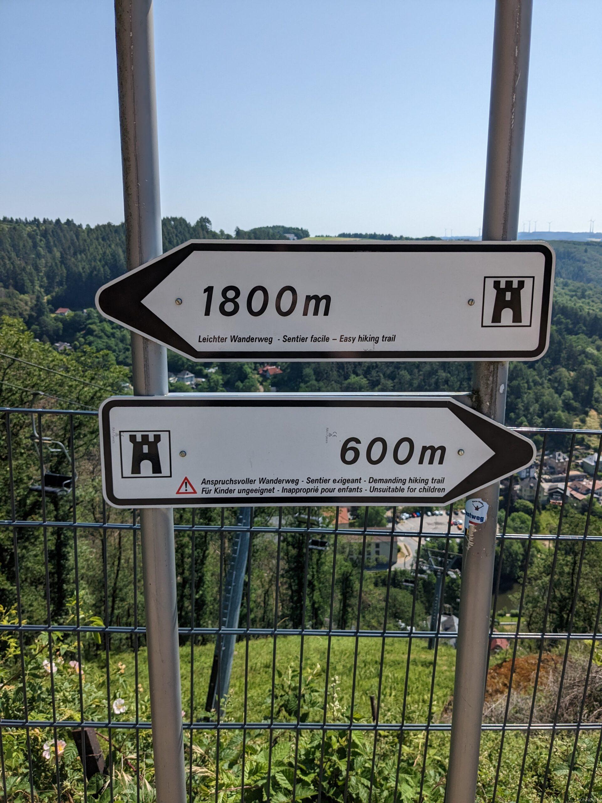 Kurzer und längerer Wanderweg zur Burg Vianden von der Sessellift Bergstation