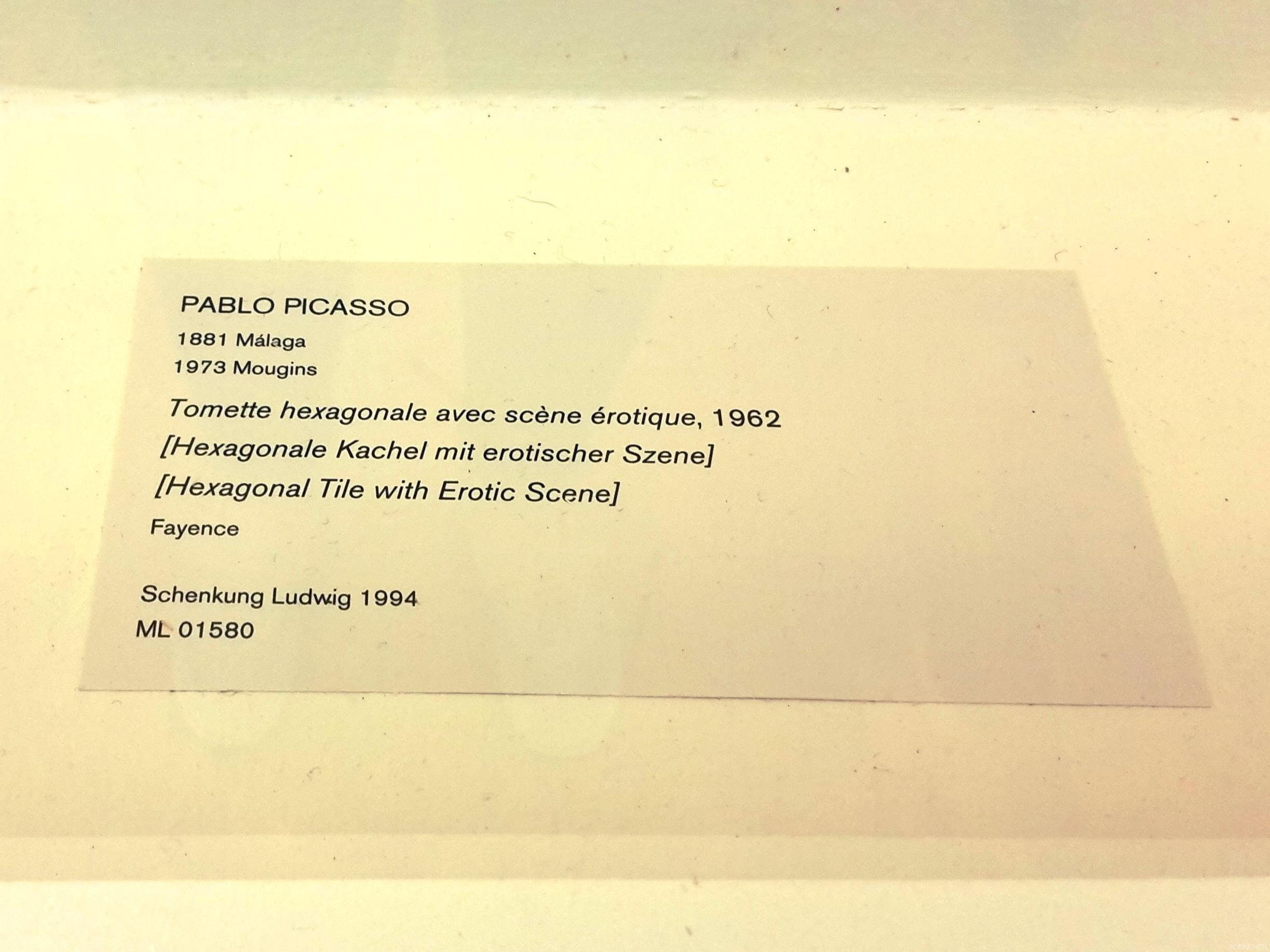 Beschreibung vom Gemälde von Pablo Picasso im Museum Ludwig – Hexagonale Kachel mit erotischer Syene von 1962