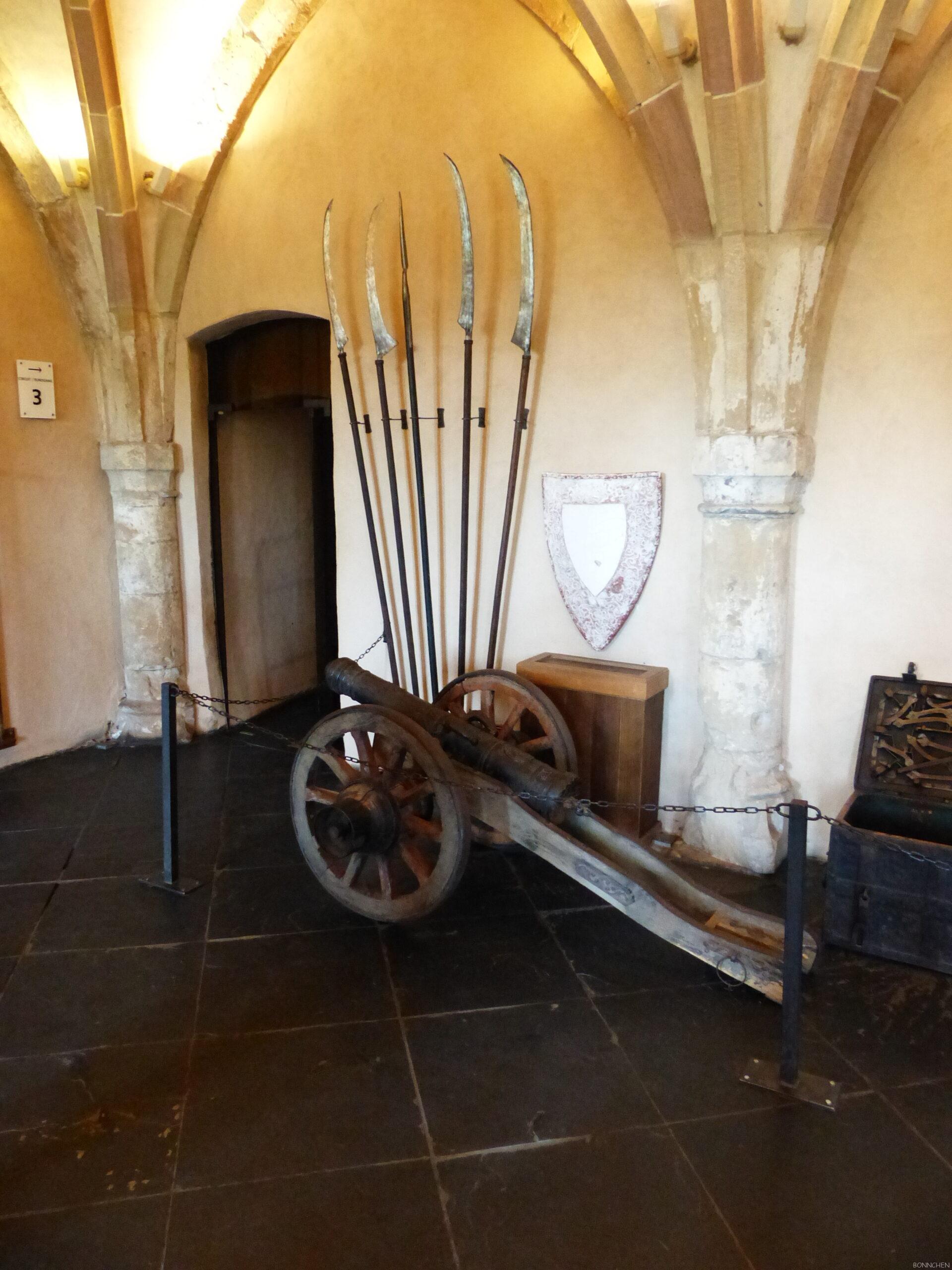 Kanone im Waffensaal auf Burg Vianden