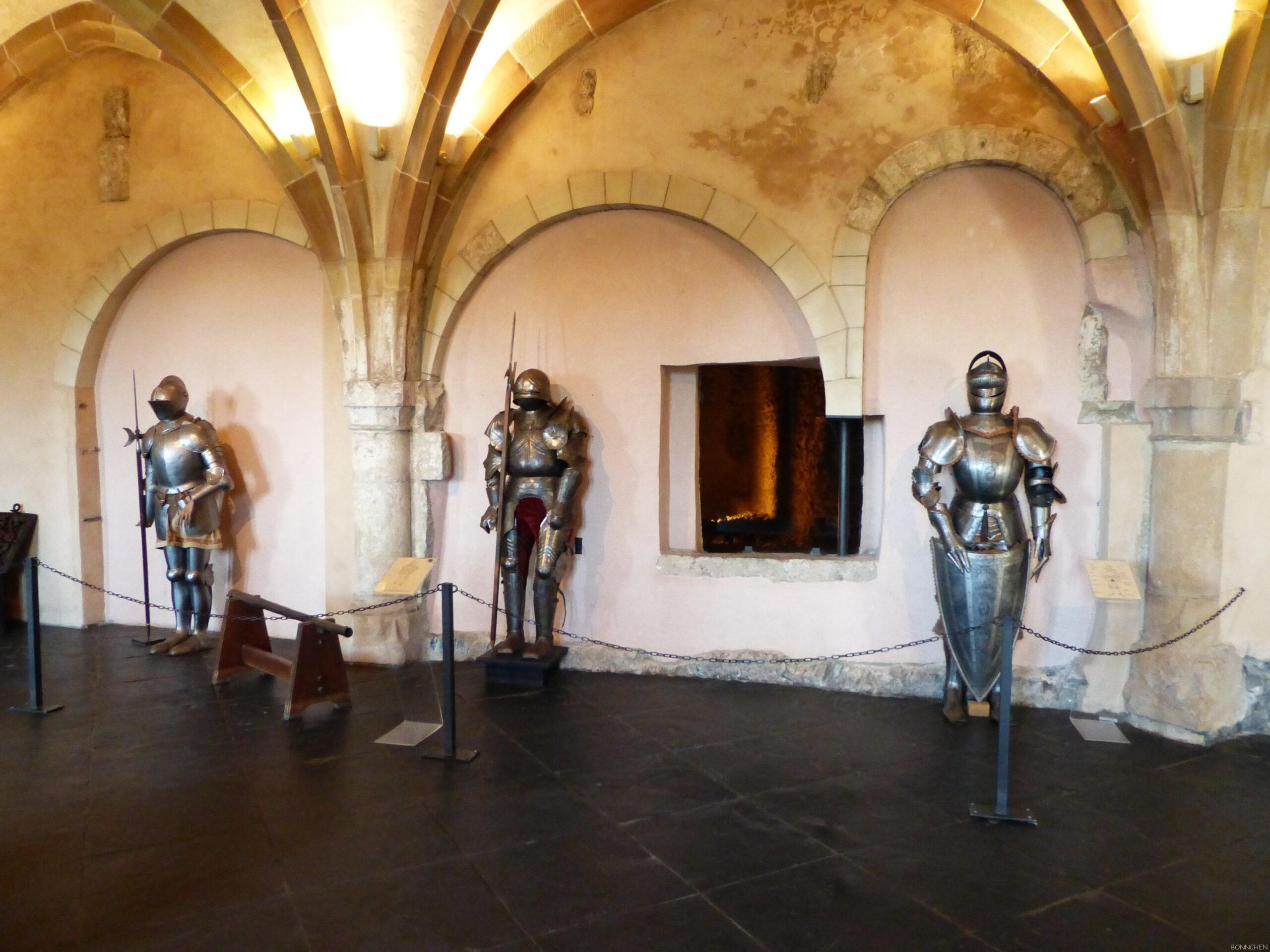 Ritterrüstungen im Waffensaal auf Burg Vianden