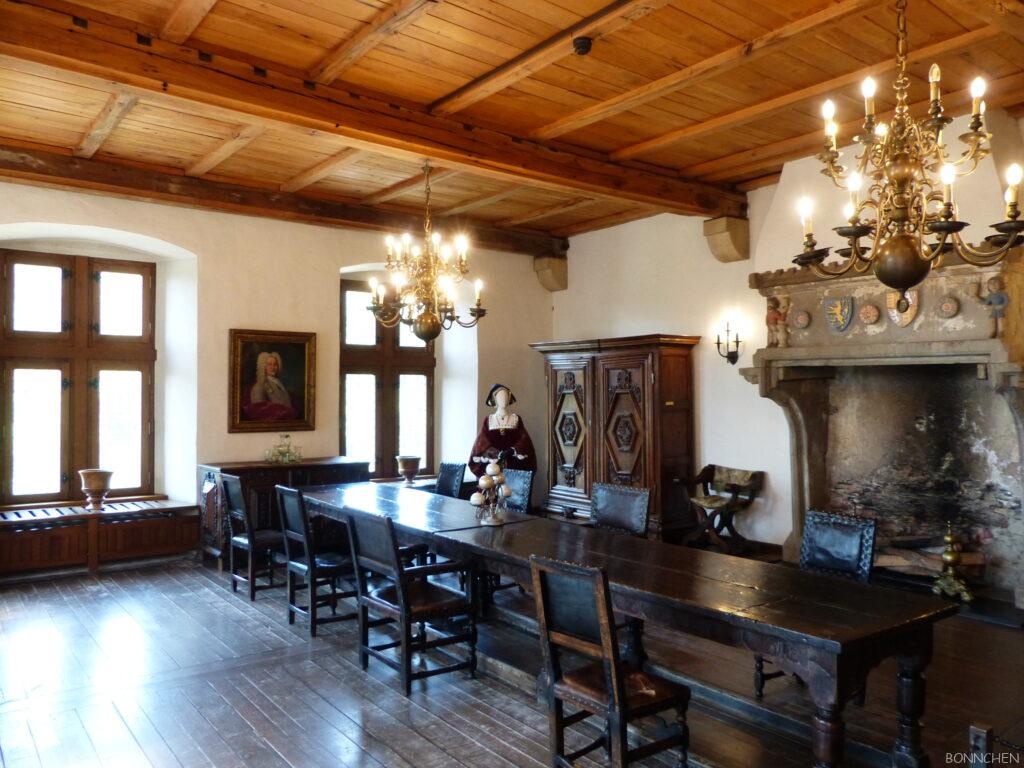 Tisch und Kamin im Bankettsaal auf Burg Vianden