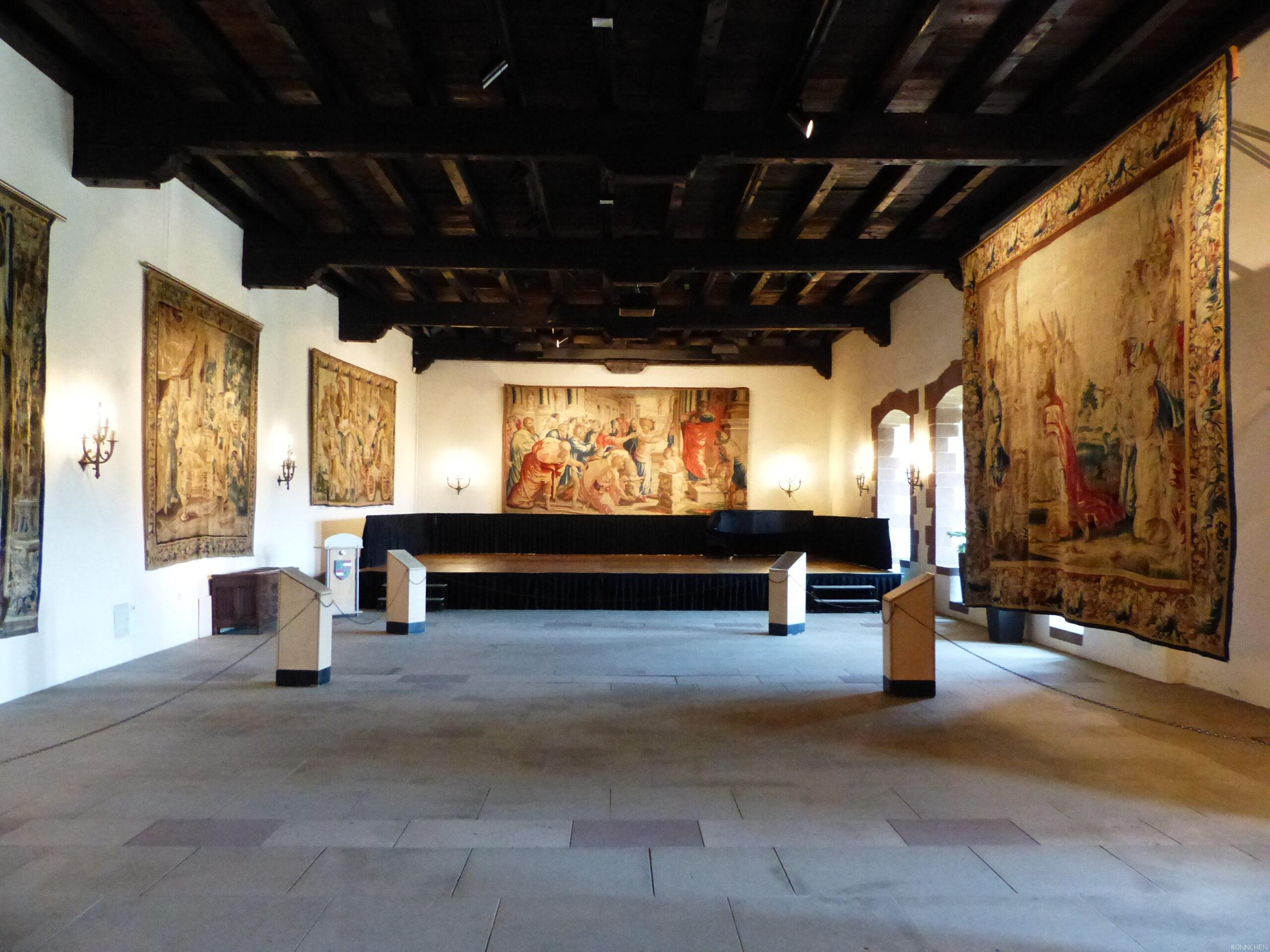 Grafensaal mit prächtigen Wandteppichen auf Burg Vianden