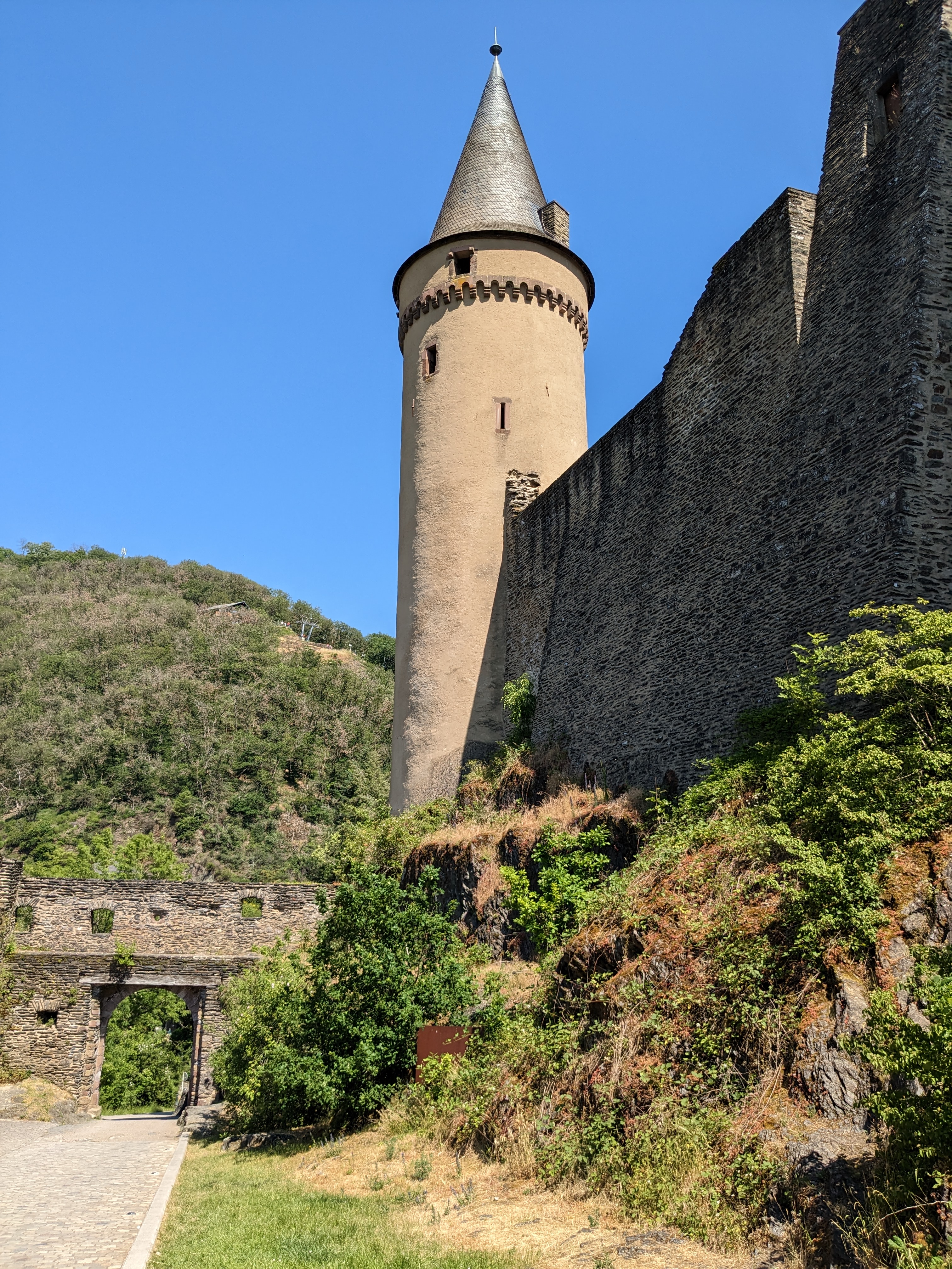 Schloss Vianden mit Blick zurück zum Sessellift