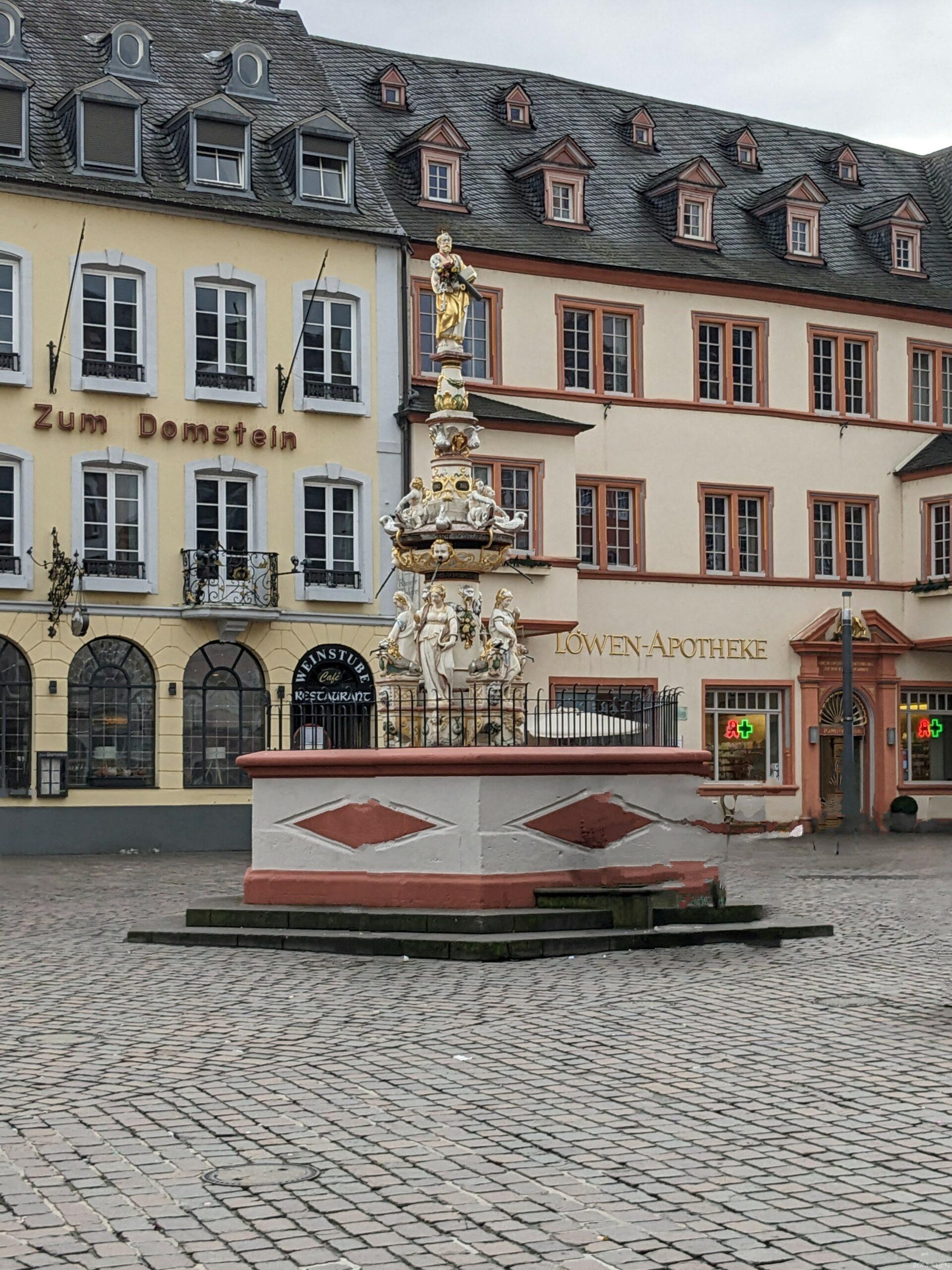 Trier Sehenswürdigkeiten: Brunnen auf dem Hauptmarkt