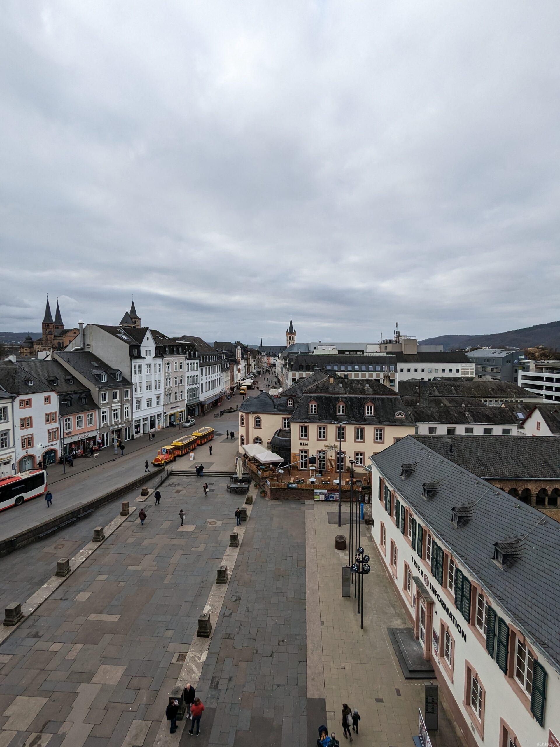 Fußgängerzone von Trier, fotografiert von der Porta Nigra aus