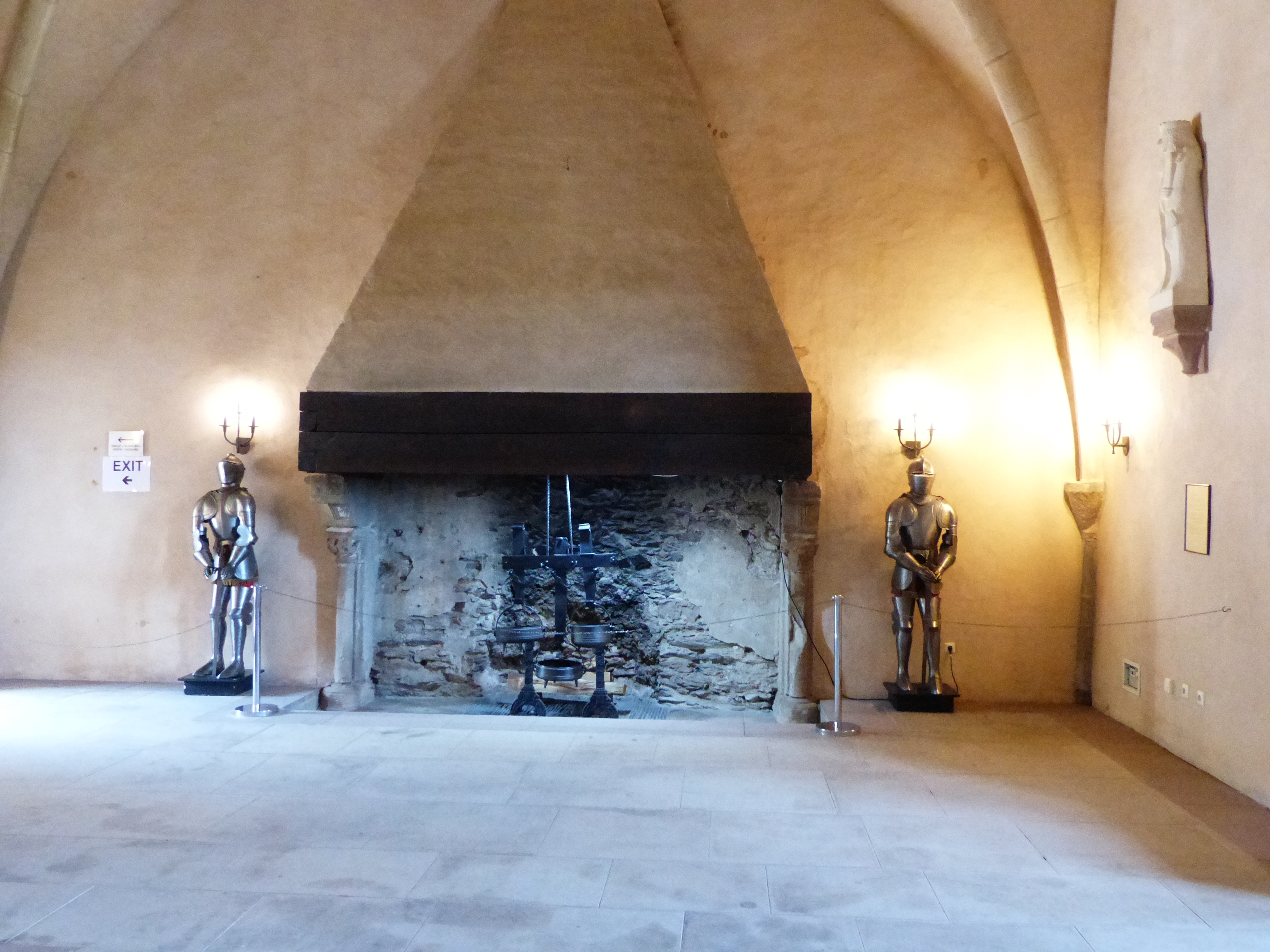 Rüstungen im Rittersaal auf Burg Vianden