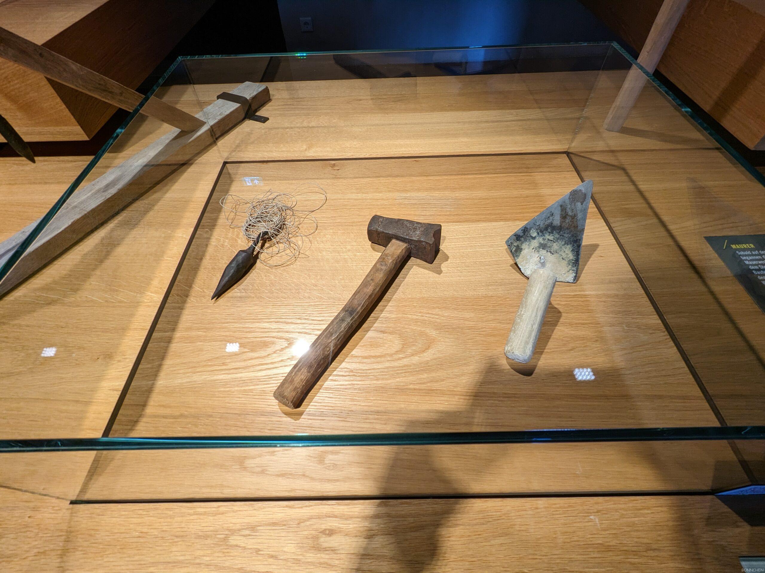 Altes Werkzeug vom Handwerkern und Baumeistern auf Burg Vianden