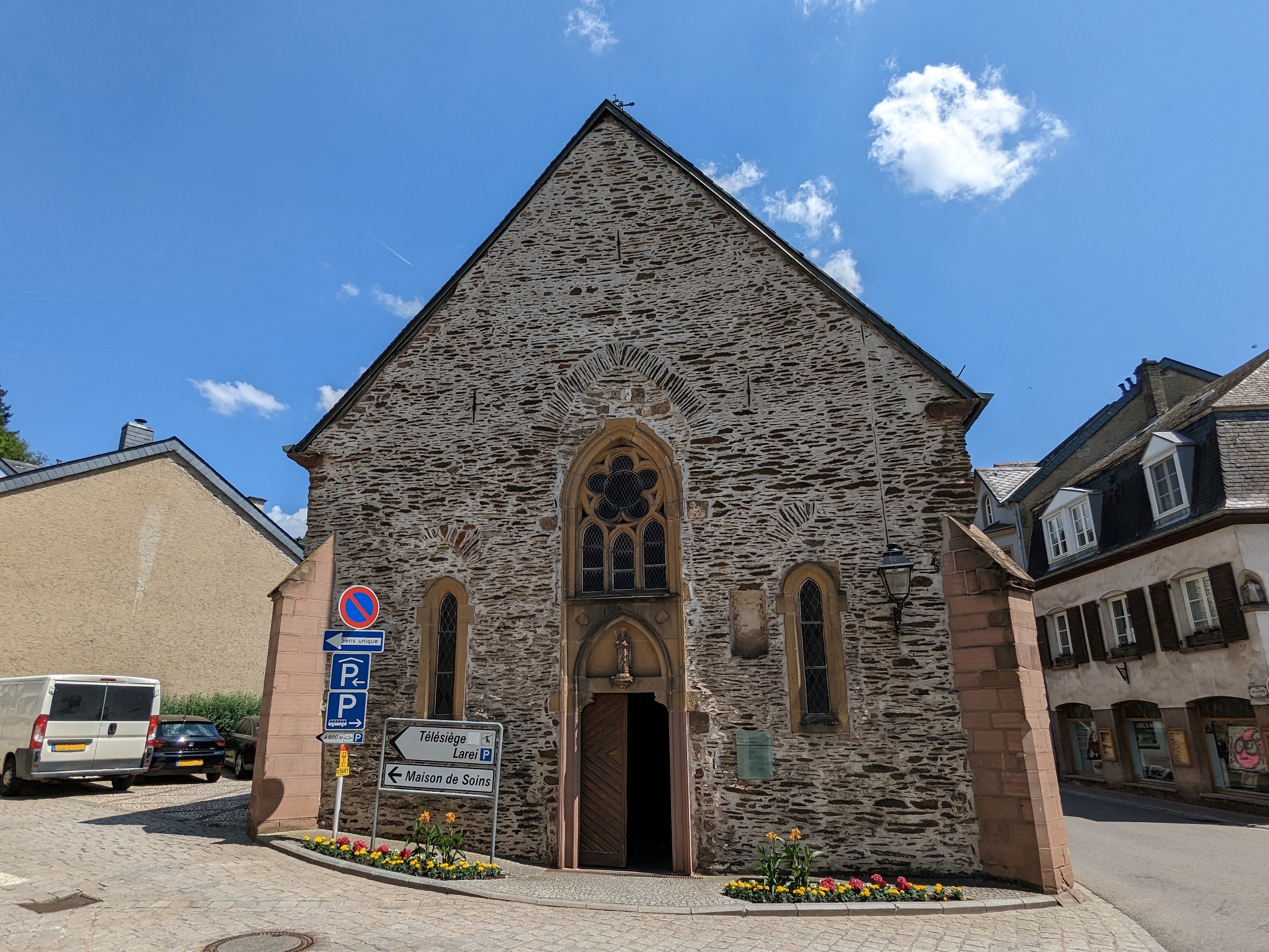 Kirche Sankt Nikolaus auf dem Stadtrundgang in Vianden