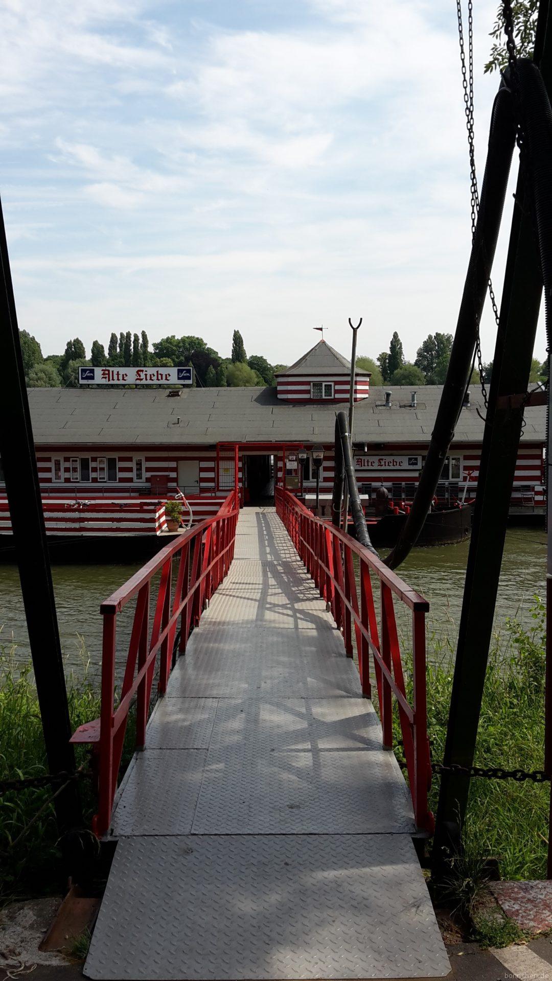 Das Hausboot Alte Liebe an der Kölnpfad Etappe 1