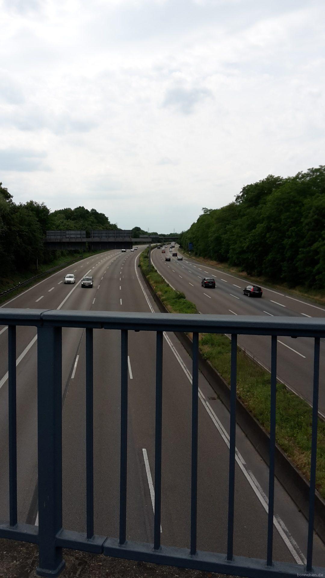 Überqueren der Autobahn während der Kölnpfad Etappe 1