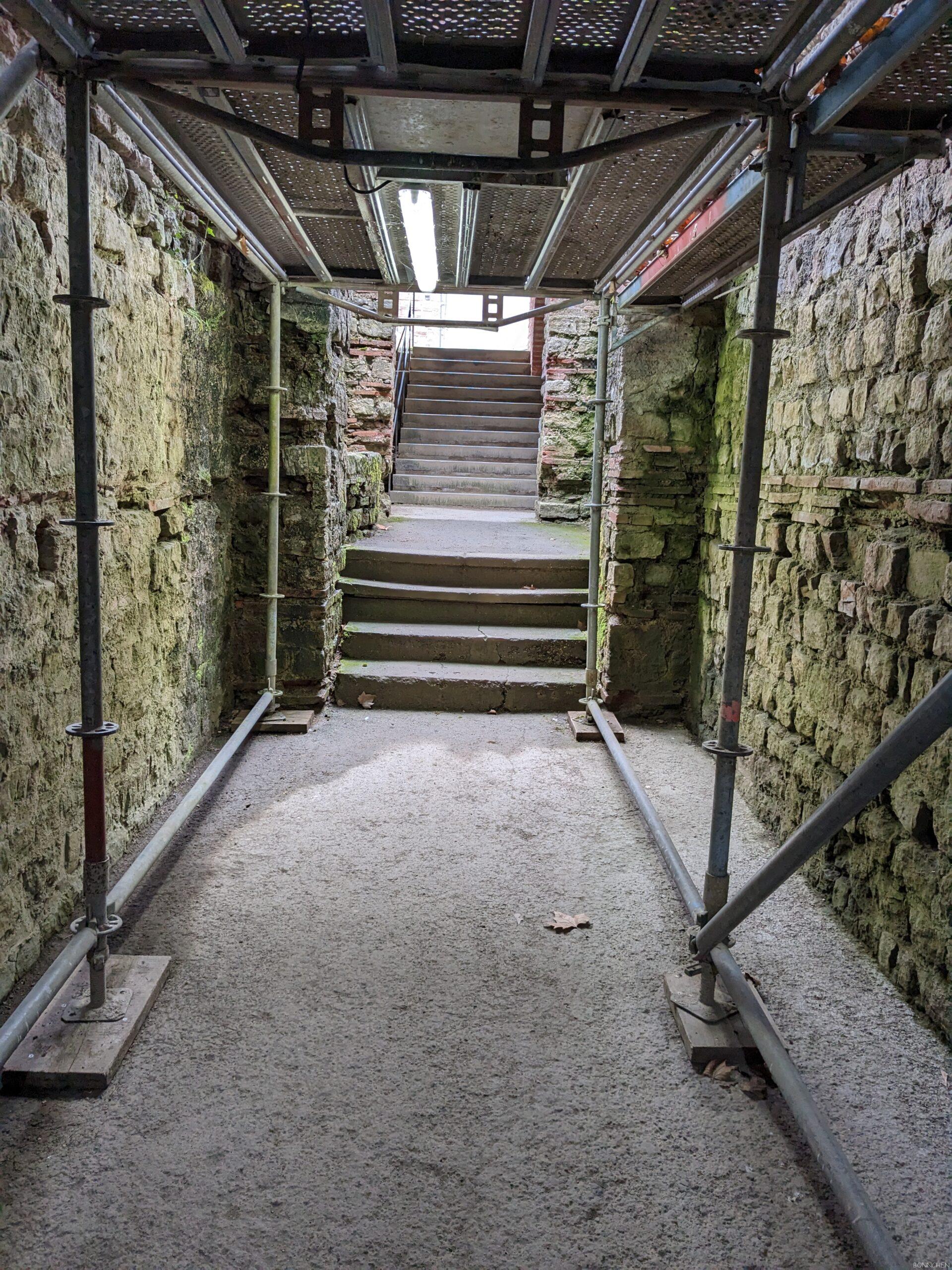 Treppen unter der Kaisertherme Trier
