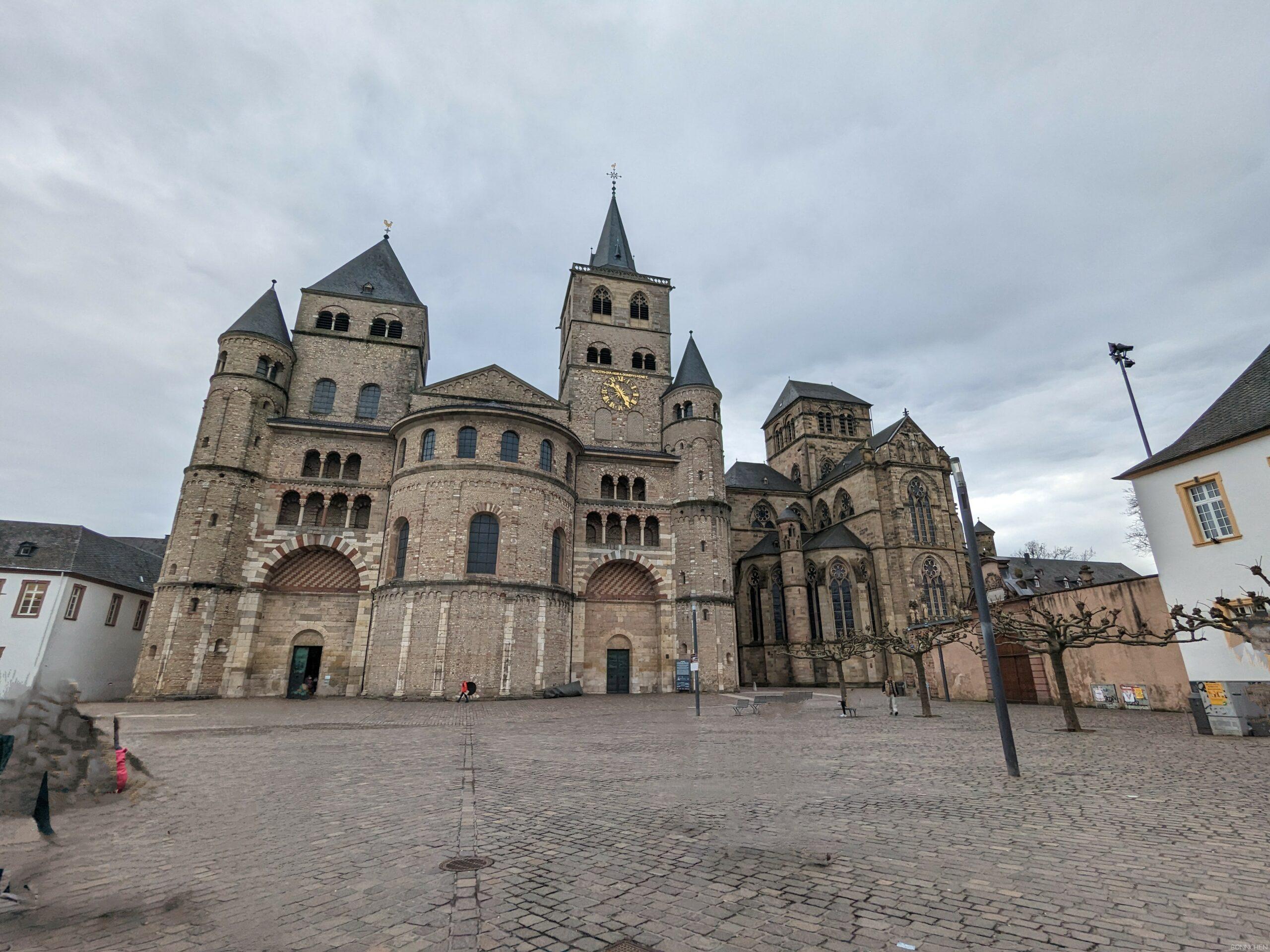 Trierer Dom neben der Liebfrauen Basilika oder Liebfrauenkirche Trier