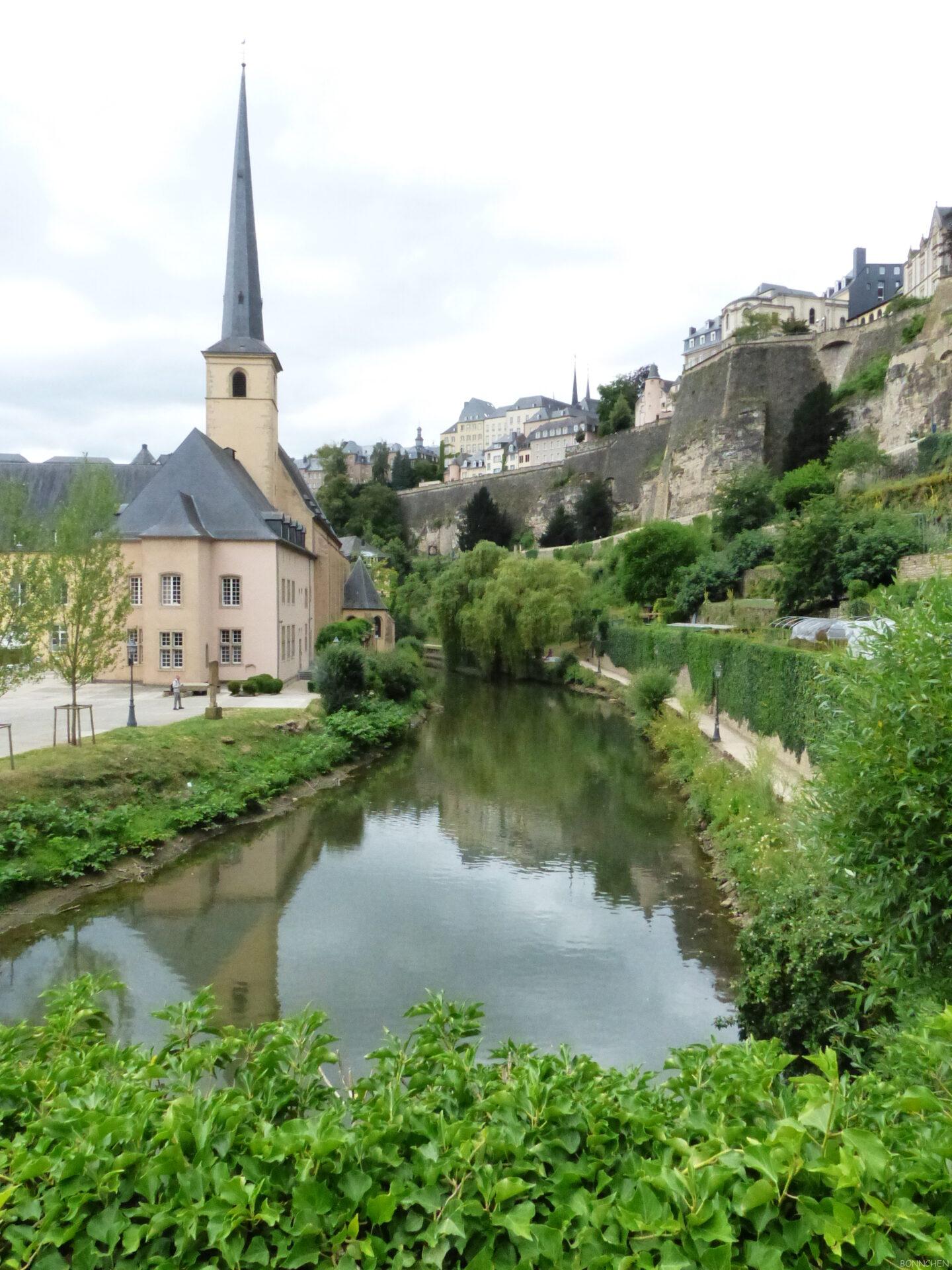 Blick auf Fluss, Wenzelmauer und Abtei Neumünster in Luxemburg (Wenzel Weg)