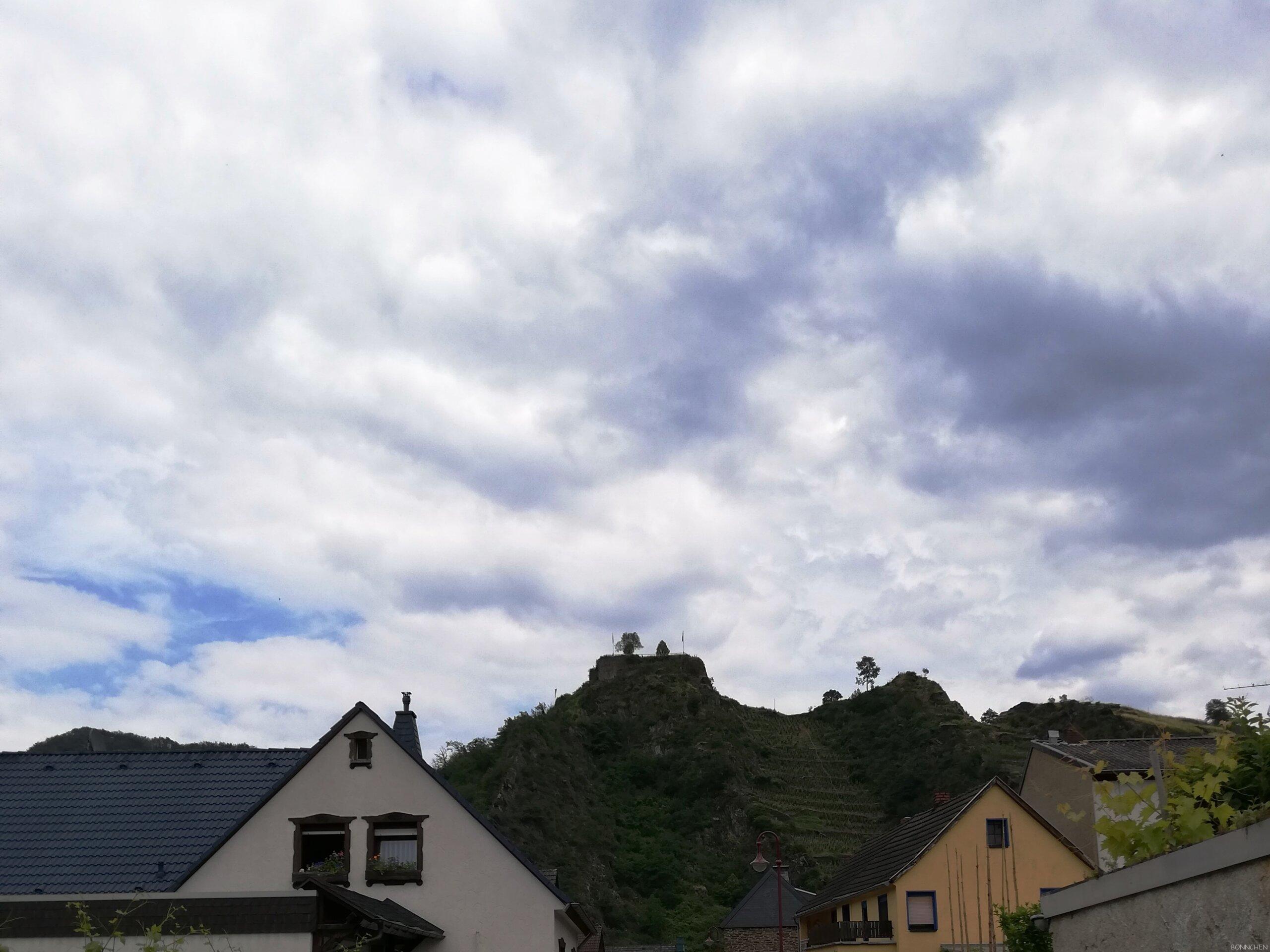 Saffenburg über den Dächern von Mayschoss
