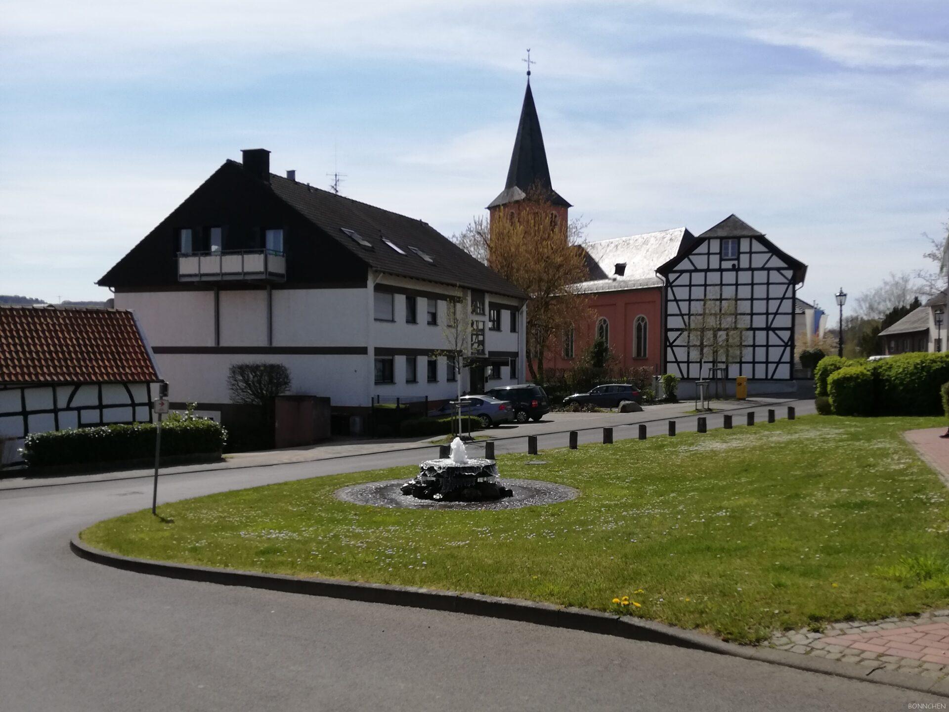 Oberbachemer Ortskern mit der Heiligen drei Könige Kirche