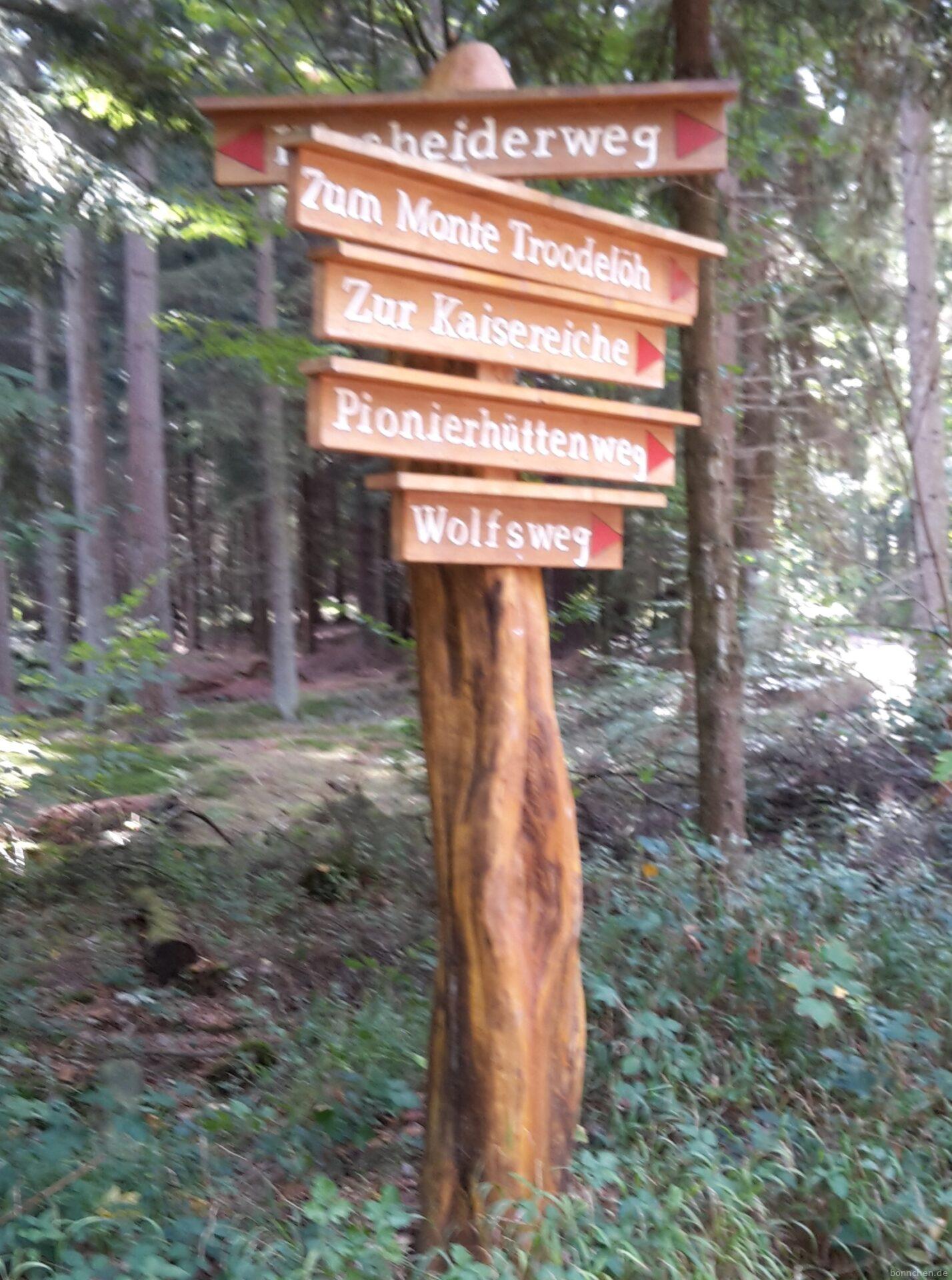 Wegweiser zum Monte Troodelöh auf der Kölnpfad Etappe 9