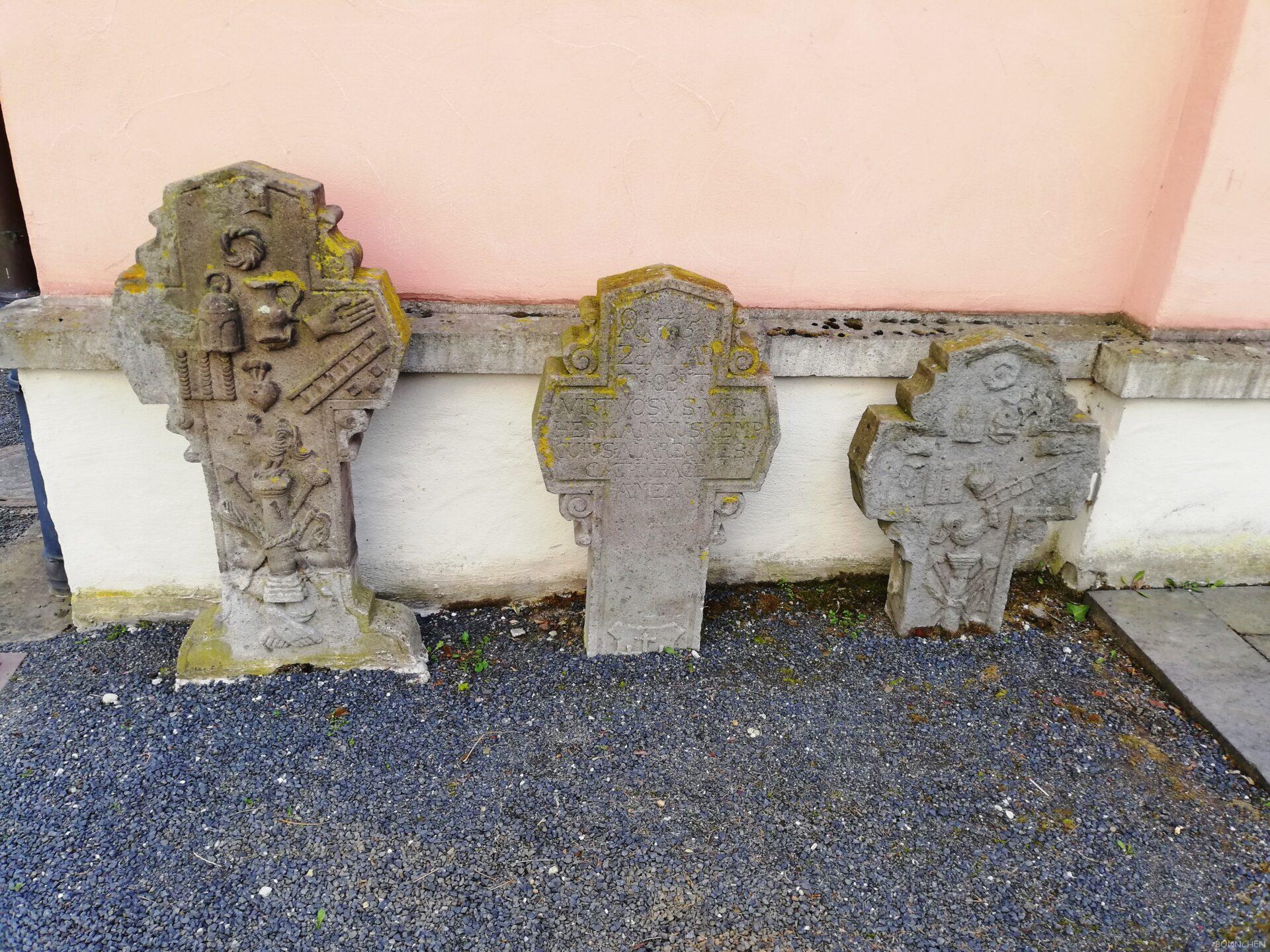 Alte Grabkreuze aus Trachyt 