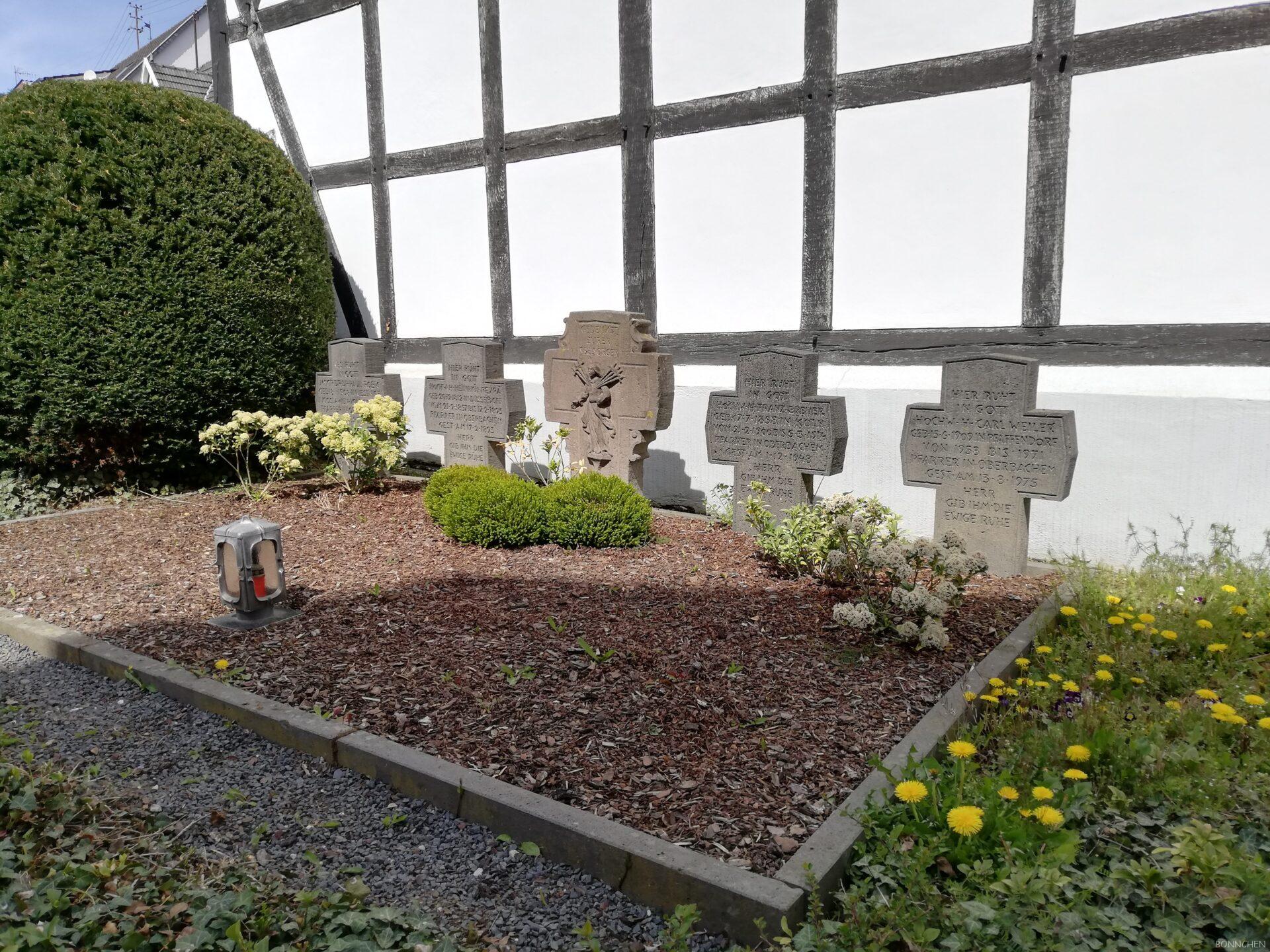 Grabkreuze aus Trachyt auf dem alten Friedhof an der HEiligen drei Könige Kirche in Wachtberg Oberbachem