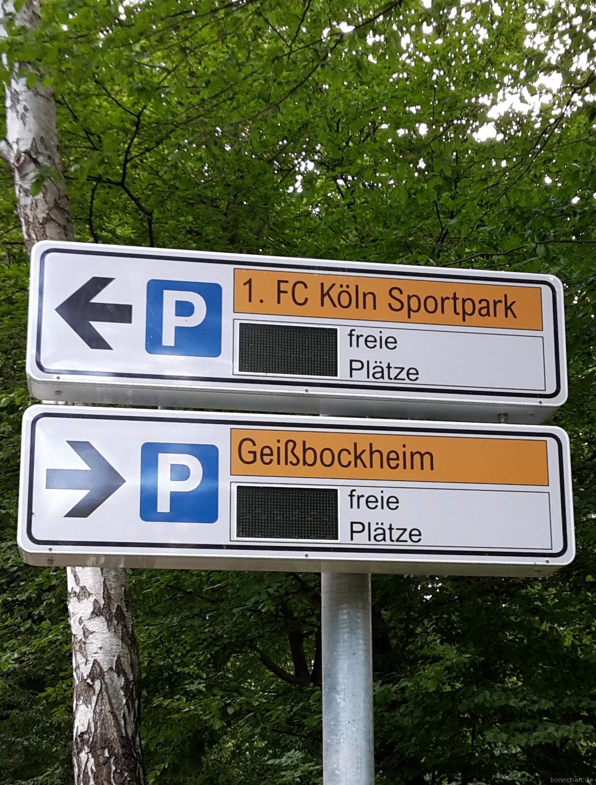 Schild Richtung Stadion und Geißbockheim auf der Kölnpfad Etappe 2