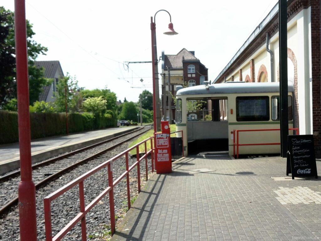 Alter Straßenbahnwagon als Eingang der Haltestelle Thielenbruch am Ende der Kölnpfad Etappe 7