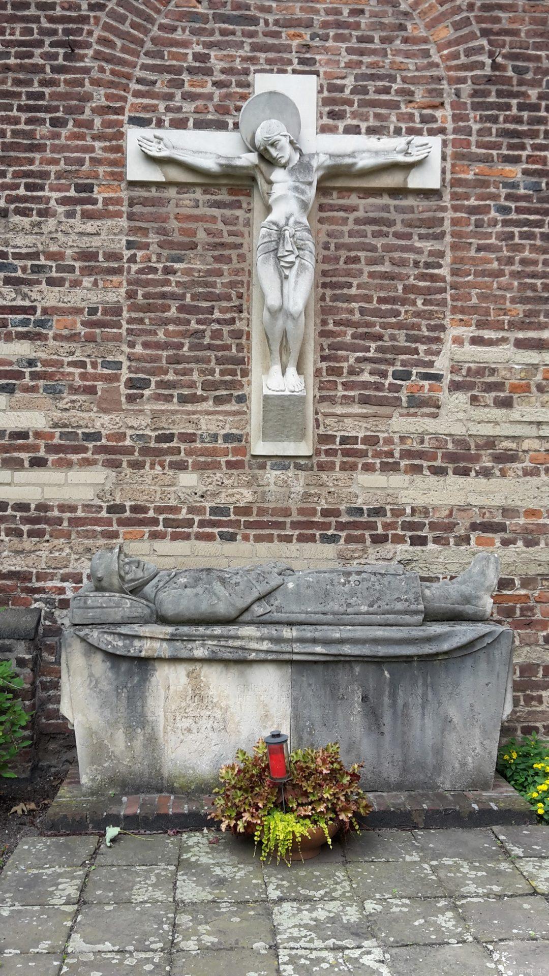 Denkmal „Toter Soldaten auf einem Sarkophag“