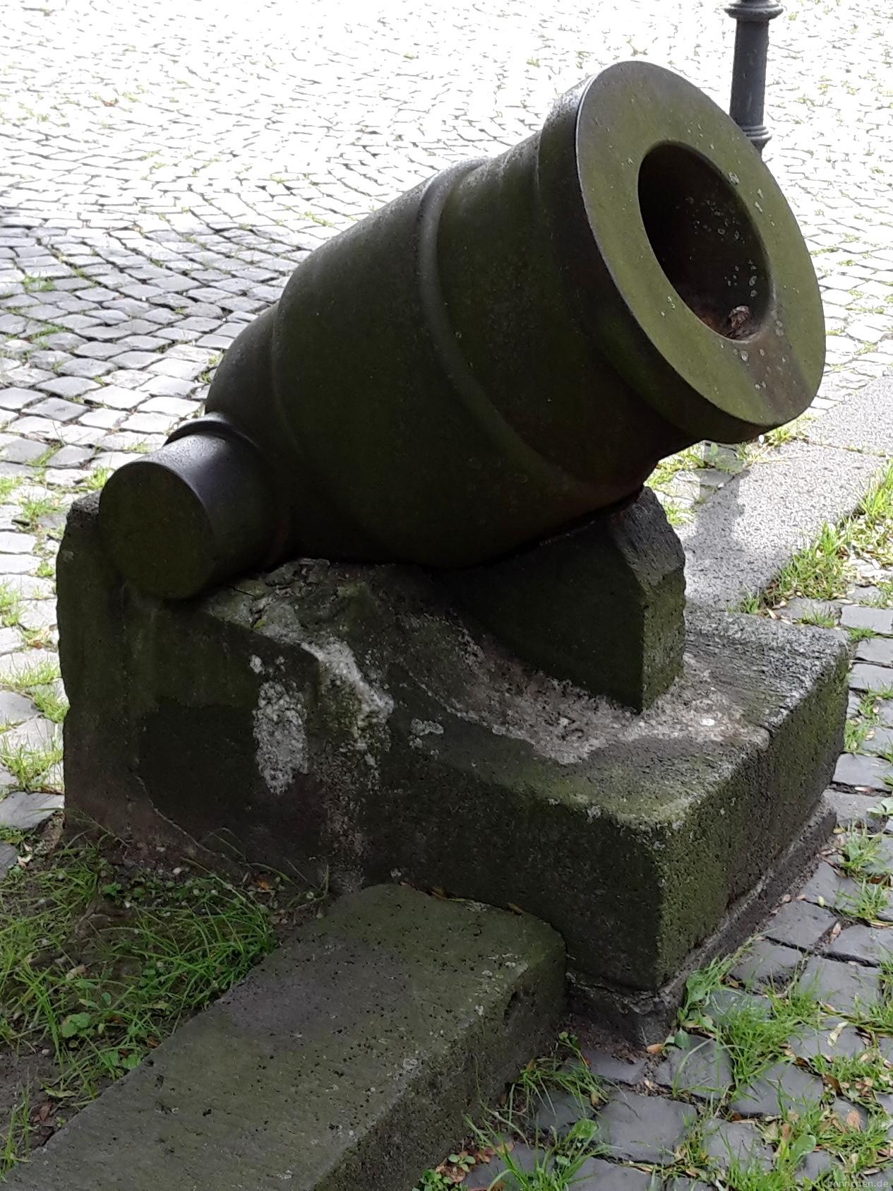 Alte Kanone vor Schloß Bensberg