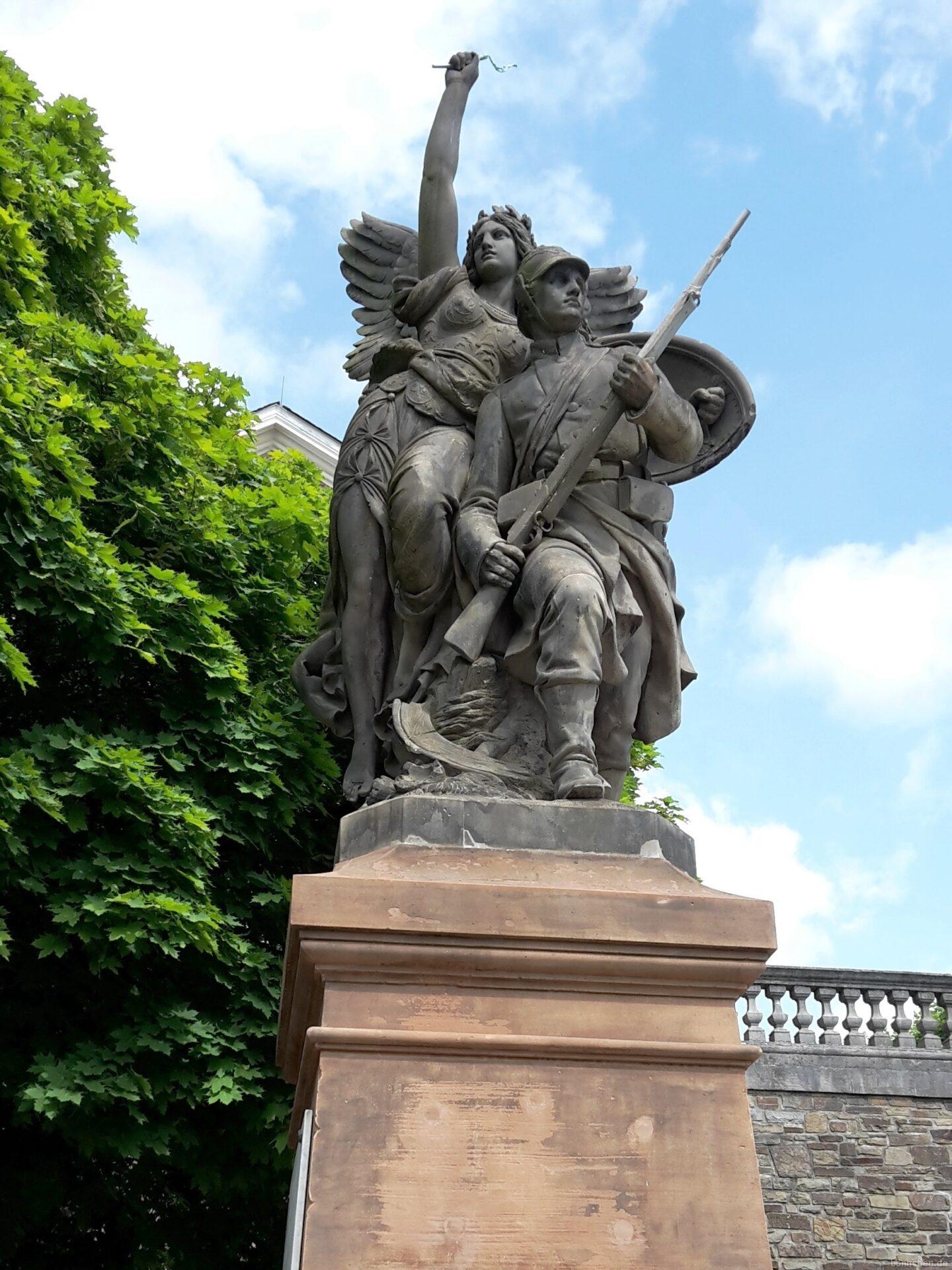Statue vor Schloss Bensberg auf Kölnpfad Etappe 8