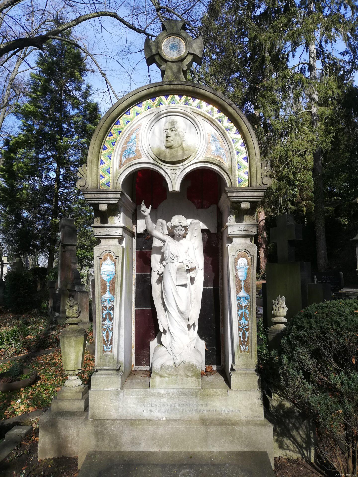 Bonn Bad Godesberg: Grab auf dem Burgfriedhof Bad Godesberg unterhalb der Godesburg. Wir mögen alte Friedhöfe mit ihren schönen und aufwendigen Gräbern.