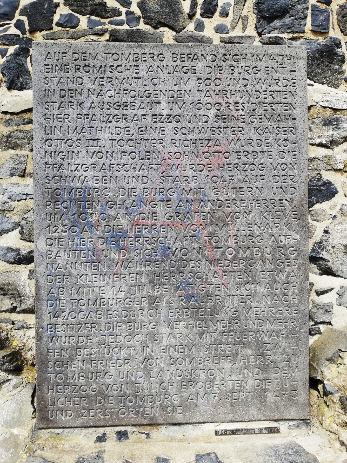 Tafel über die Geschichte der Tomburg auf dem Tomberg